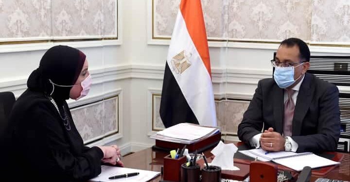 رئيس الوزراء يتابع مع وزيرة الصناعة الموقف التنفيذي لإقامة مجمعات للصناعات المتوسطة والصغيرة بالمحافظات