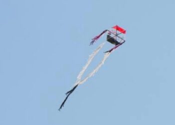 أختل توازنه اثناء اللعب بطيارة ورق فسقط من الطابق السابع