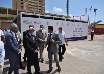 الغضبان وإبراهيم يفتتحان احدث وحدة لتحاليل فيرس كورونا من داخل السيارات