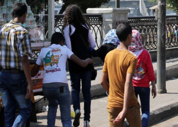 الفتاة ما بين الجاني والمجني عليها