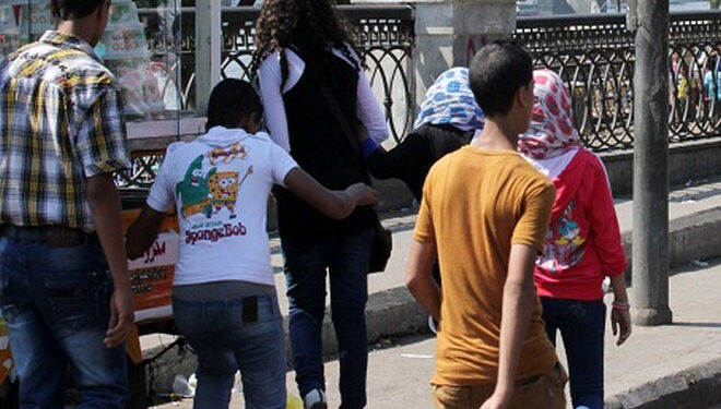 الفتاة ما بين الجاني والمجني عليها