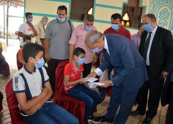 فى اول يوم العيد  محافظ القليوبية يشارك الايتام فرحتهم