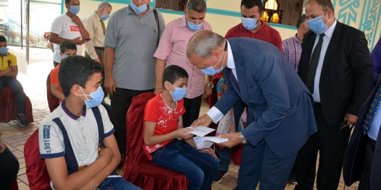 فى اول يوم العيد  محافظ القليوبية يشارك الايتام فرحتهم