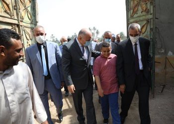 أشرف الداودي وعدد من القيادات التنفيذية بالمحافظة في زيارة لأسرة المصور احمد الرشيدى وعامل النظافة حمودة أحمد