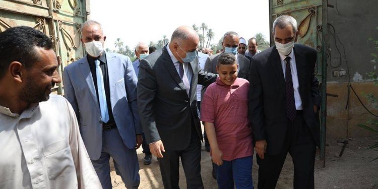 أشرف الداودي وعدد من القيادات التنفيذية بالمحافظة في زيارة لأسرة المصور احمد الرشيدى وعامل النظافة حمودة أحمد