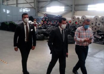 “صبحى ” يتفقد مصنع النجيل الصناعى بعد تطويره ورفع كفاءته