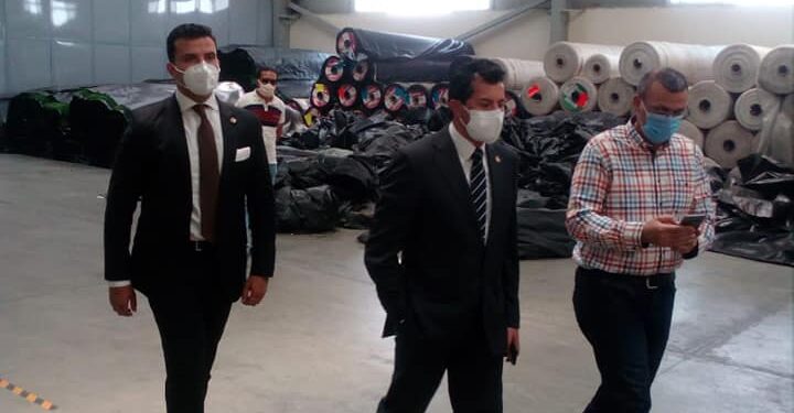 “صبحى ” يتفقد مصنع النجيل الصناعى بعد تطويره ورفع كفاءته