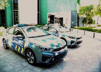 وصول سيارتين مجهزتين للعمل في الدوريات المرورية بمحافظة قنا