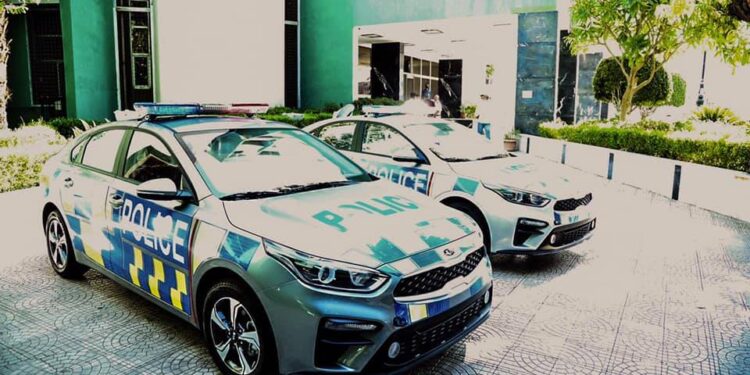 وصول سيارتين مجهزتين للعمل في الدوريات المرورية بمحافظة قنا