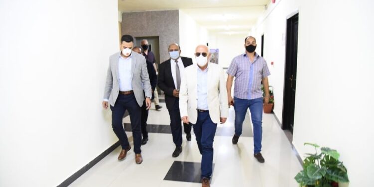محافظ بورسعيد يتابع سير العمل بالمبني الاداري للمنطقة الصناعية
