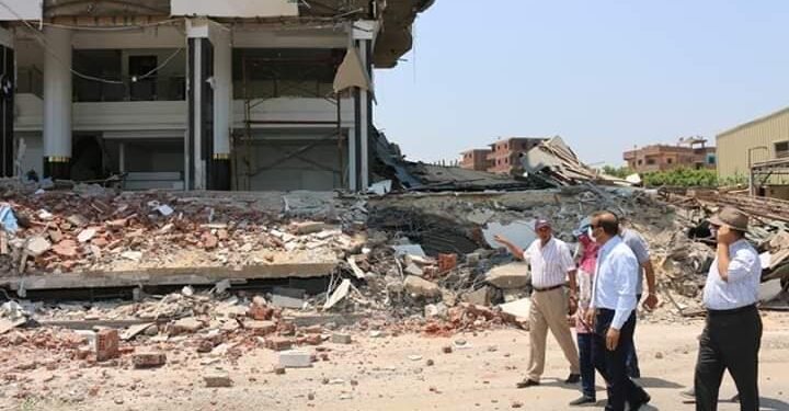 إستمرار أعمال إزالة التعديات الصارخة على طريق شبين الكوم قويسنا