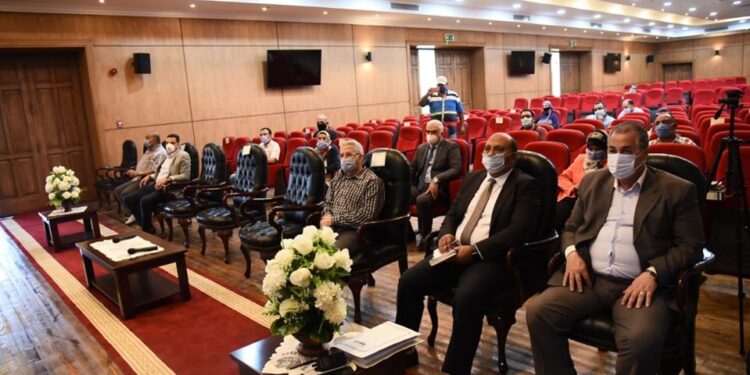 محافظ بورسعيد يوجه بسرعة استكمال أعمال تطوير مشروعات الصرف الصحي بحي الضواحى 