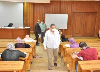 رئيس جامعة كفرالشيخ يتفقد لجان كليتي الصيدلة والتمريض