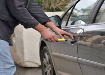 ضبط شخصين عقب قيامهما بسرقة سيارة بأسلوب “المفتاح المصطنع”