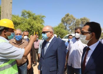 محافظ قنا يتفقد مشروعات مياه الشرب والصرف الصحى بالوقف