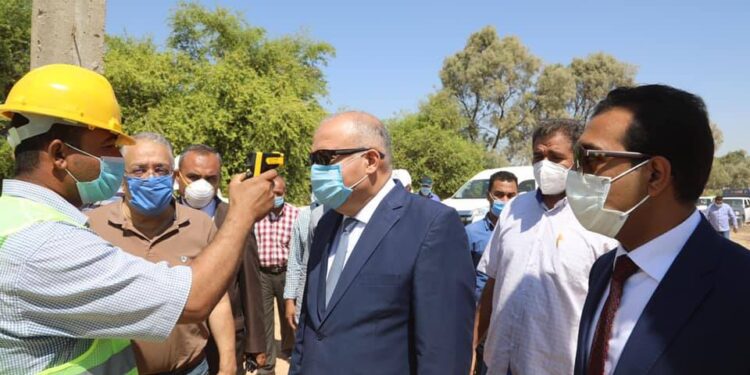 محافظ قنا يتفقد مشروعات مياه الشرب والصرف الصحى بالوقف