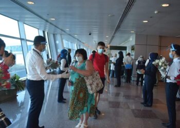 وسط الاحتفالات بالتنورة .. استقبال أول رحلة سياحية بالغردقة