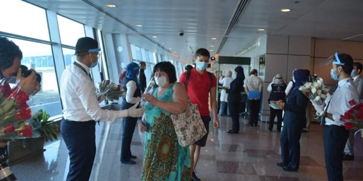 وسط الاحتفالات بالتنورة .. استقبال أول رحلة سياحية بالغردقة