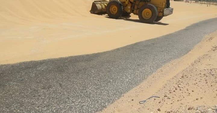 ازالة الرمال من الصحراوى الغربى لتسيير حركة المرور للسيارات بواسطة قروى طوخ الخيل