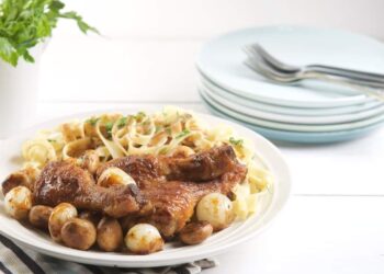 دبابيس دجاج بالبصل وعش الغراب (الفطر)