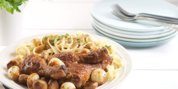 دبابيس دجاج بالبصل وعش الغراب (الفطر)