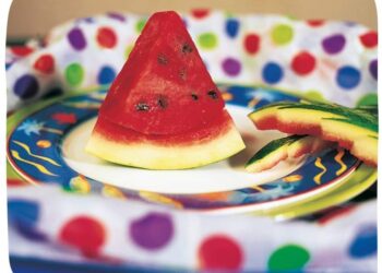 أيس كريم بطيخ مع قطع شيكولاته