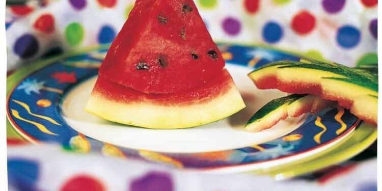 أيس كريم بطيخ مع قطع شيكولاته