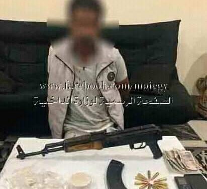 القبض على متهم بمنطقة السحر والجمال وبحوزته سلاح نارى بدون ترخيص وكمية من مخدر الهيروين بقصد الإتجار