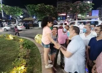 محافظ المنوفية يتفقد أعمال تخطيط شوارع العاصمة ويكافئ أحد عمال النظافة لإخلاصه