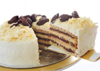 كيك بحشو كريمة الشيكولاته