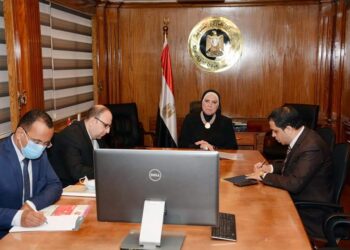 نيفين جامع ” تبحث مع اعضاء جمعية رجال اعمال الاسكندرية تعزيز التعاون المشترك