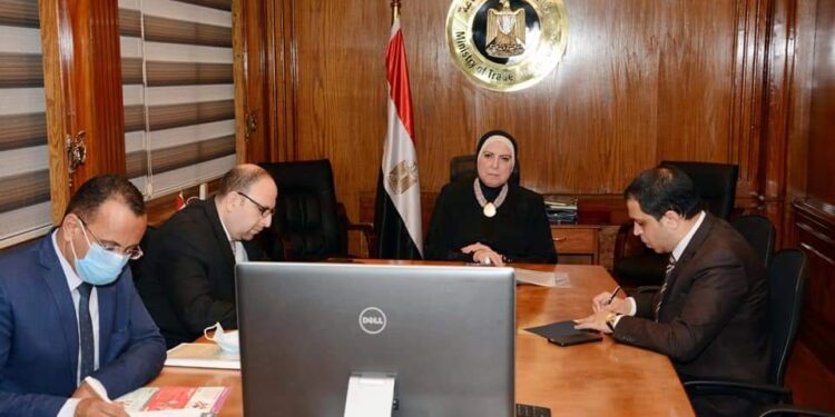 نيفين جامع ” تبحث مع اعضاء جمعية رجال اعمال الاسكندرية تعزيز التعاون المشترك