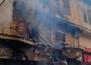 حريق هائل وسيطرة رجال الحماية المدنية علي حريق بشارع الموسكي بالقاهرة