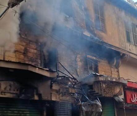 حريق هائل وسيطرة رجال الحماية المدنية علي حريق بشارع الموسكي بالقاهرة