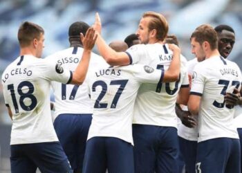 توتنهام يهزم ليستر بثلاثية ويهدي فرصة دوري أبطال أوربا لليونايتد