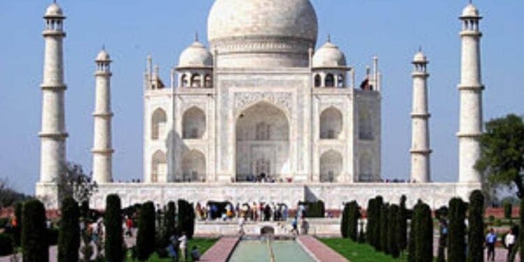 تاج محل الذي بناه شاه جهان