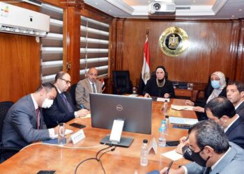 نيفين الجامع “تبحث مع اعضاء المجلس التصديرى لمواد البناء والصناعات المعدنية الارتقاء بالصادرات المصرية