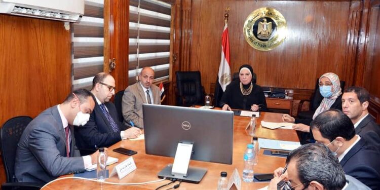 نيفين الجامع “تبحث مع اعضاء المجلس التصديرى لمواد البناء والصناعات المعدنية الارتقاء بالصادرات المصرية