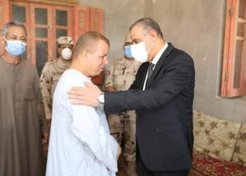 محافظ سوهاج يؤدي واجب العزاء لأسر الشهداء ” محمد شافع ” و ” عبد الرحمن جمال “