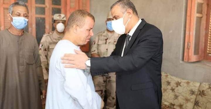 محافظ سوهاج يؤدي واجب العزاء لأسر الشهداء ” محمد شافع ” و ” عبد الرحمن جمال “