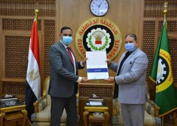 محافظ الدقهلية يتسلم شهادة تقدير من مبادرة “طور وغير”