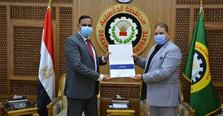 محافظ الدقهلية يتسلم شهادة تقدير من مبادرة “طور وغير”