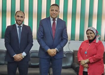 أستاذ بجامعة أسيوط يضع الأنسانية فوق العلم