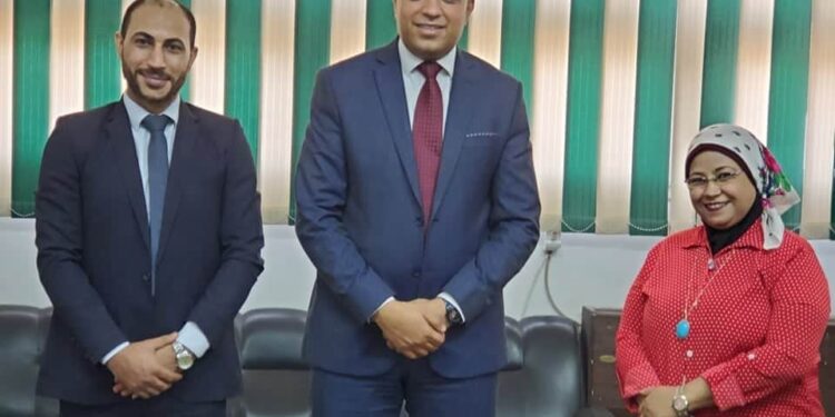 أستاذ بجامعة أسيوط يضع الأنسانية فوق العلم