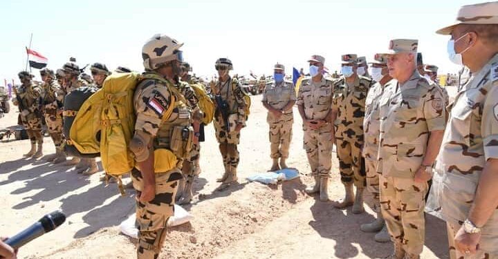 رئيس أركان حرب القوات المسلحة يشهد إجراءات الإصطفاف والإستعداد القتالى لعناصر القوات المسلحة على الإتجاه الإستراتيجى الغربى