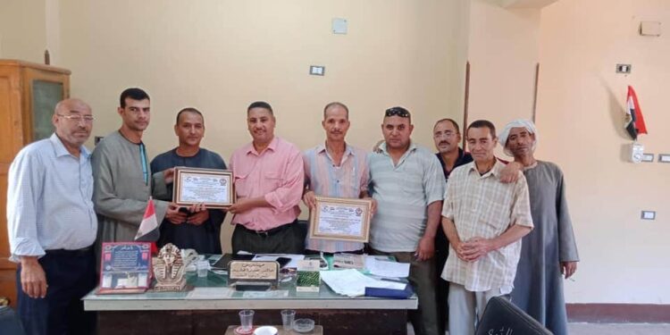 إئتلاف المساهمه المصرية لحقوق الإنسان تكرم رئيس مجلس قروي برطباط