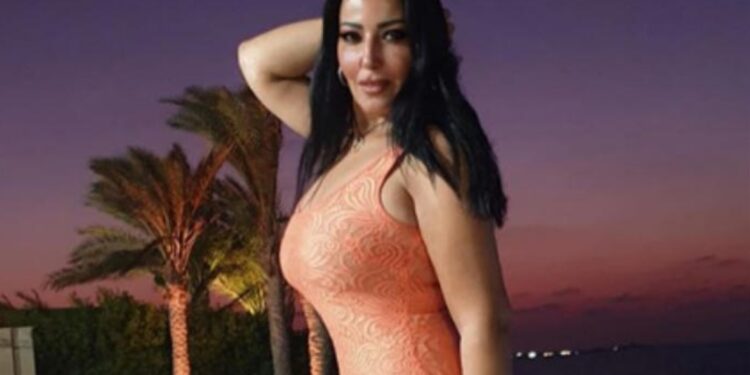 سمية الخشاب تستعرض رشاقتها على حمام السباحة بفستان ينحت قوامها.. وتكشف طريقتها السحرية لخسارة الوزن بسرعة.