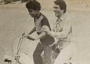 صور نادرة جدا للعندليب عبد الحليم حافظ كبير مشجعى الأهلى فى عالم الغناء وهو يلعب كرة قدم فى لبنان