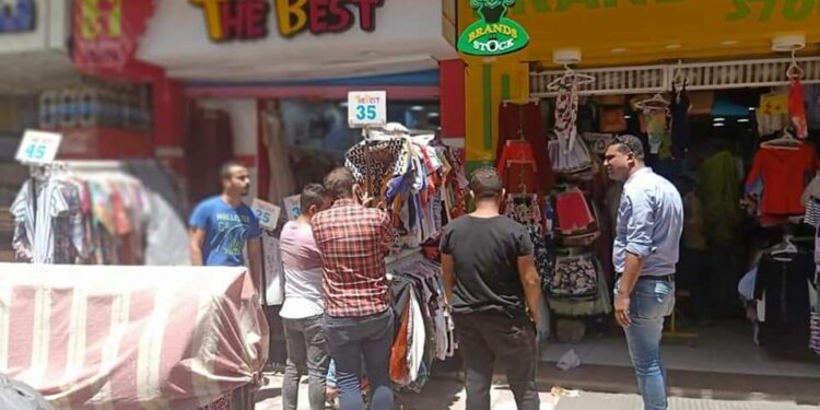 إزالة الاشغالات والكتل الخرسانية بنطاق حى المنتزه أول