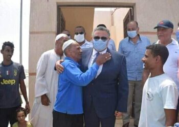 شعراوي”يتلقى تقريرا من محافظ البحر الأحمر عن بدء نقل قاطني جبل العفش إلى بديل العشوائيات بالغردقة